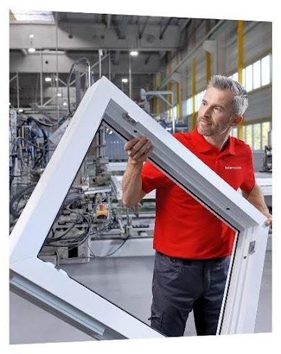 homme tenant un encadrement de fenêtre