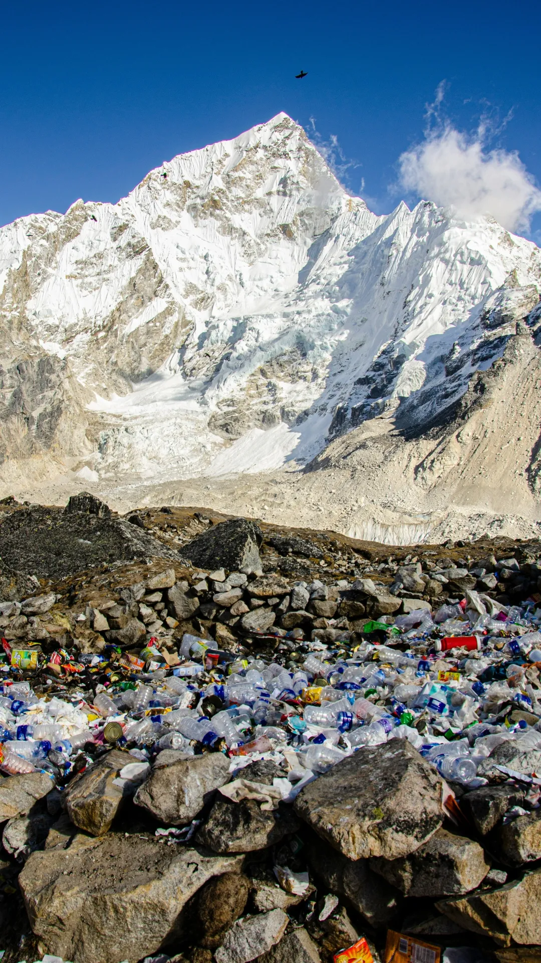 Déchets plastiques accumulés au pied du Mont Everest neigeux sous ciel bleu