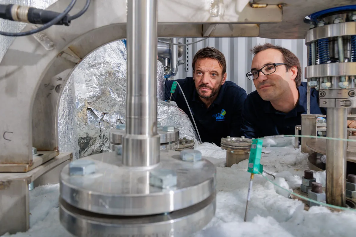Deux techniciens examinent machine Chrysalis de pyrolyse plastique en laboratoire
