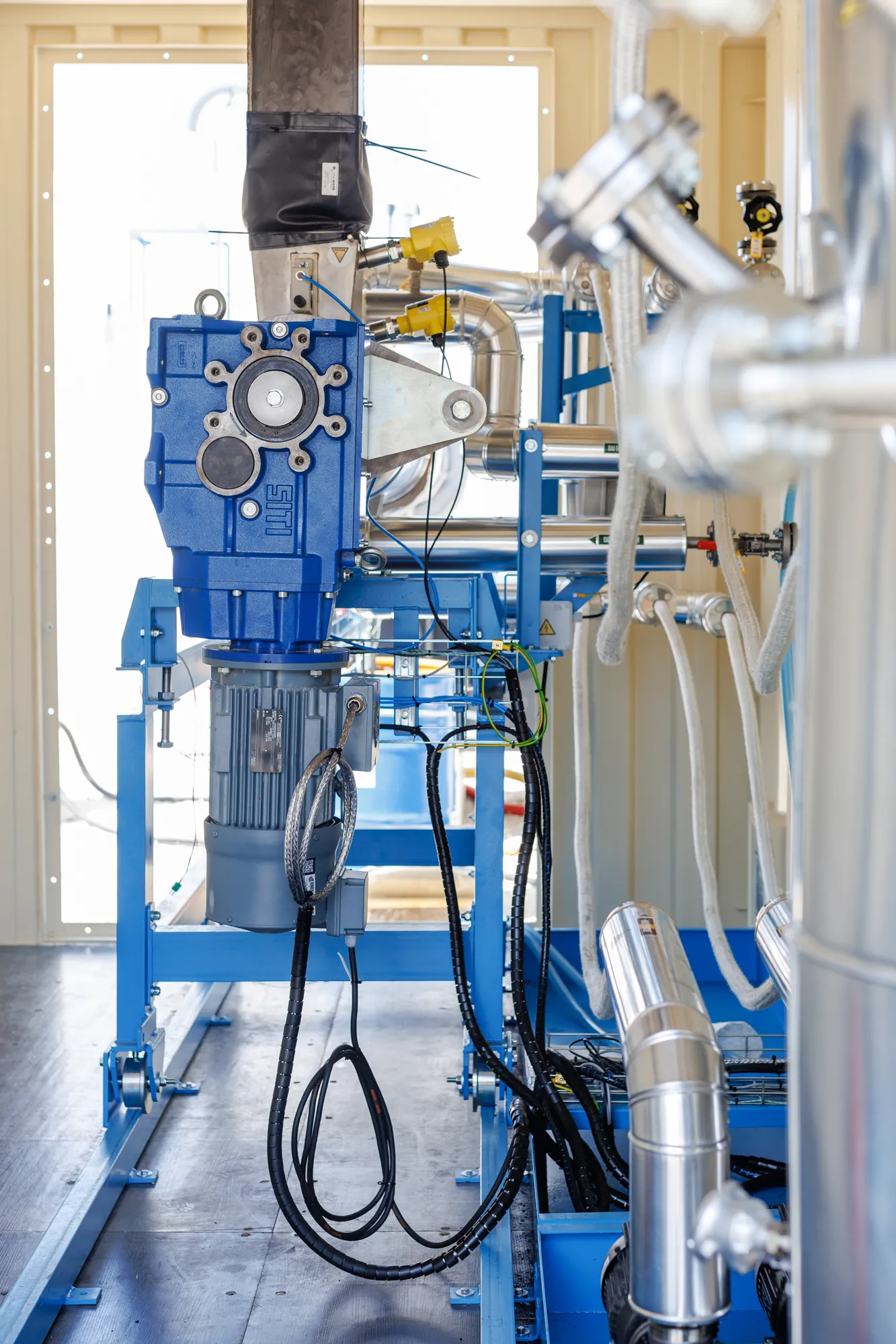 Machine Chrysalis bleue avec système de tuyauterie pour recyclage plastique par pyrolyse