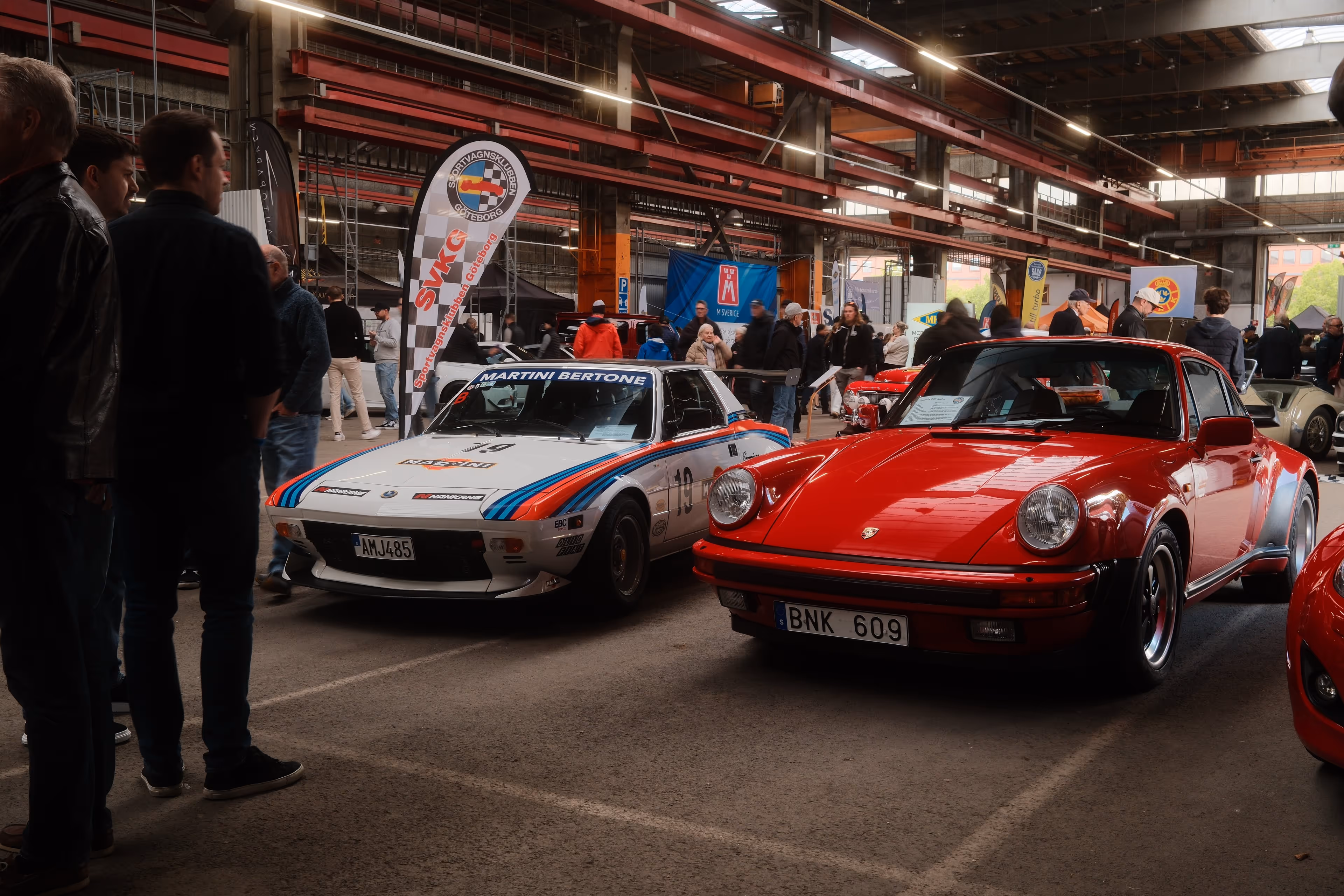 Två fordon i ett garage på gothenburg classic car weekend