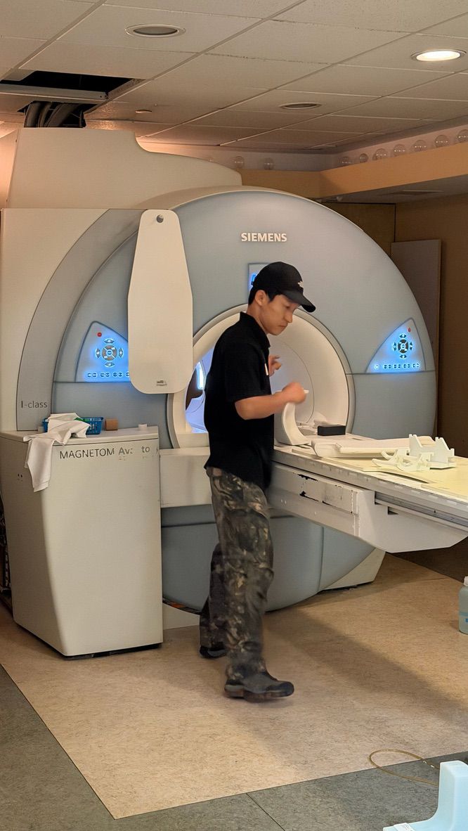 A Digit Systems technician working on the Siemens Avanto system during deinstallation.