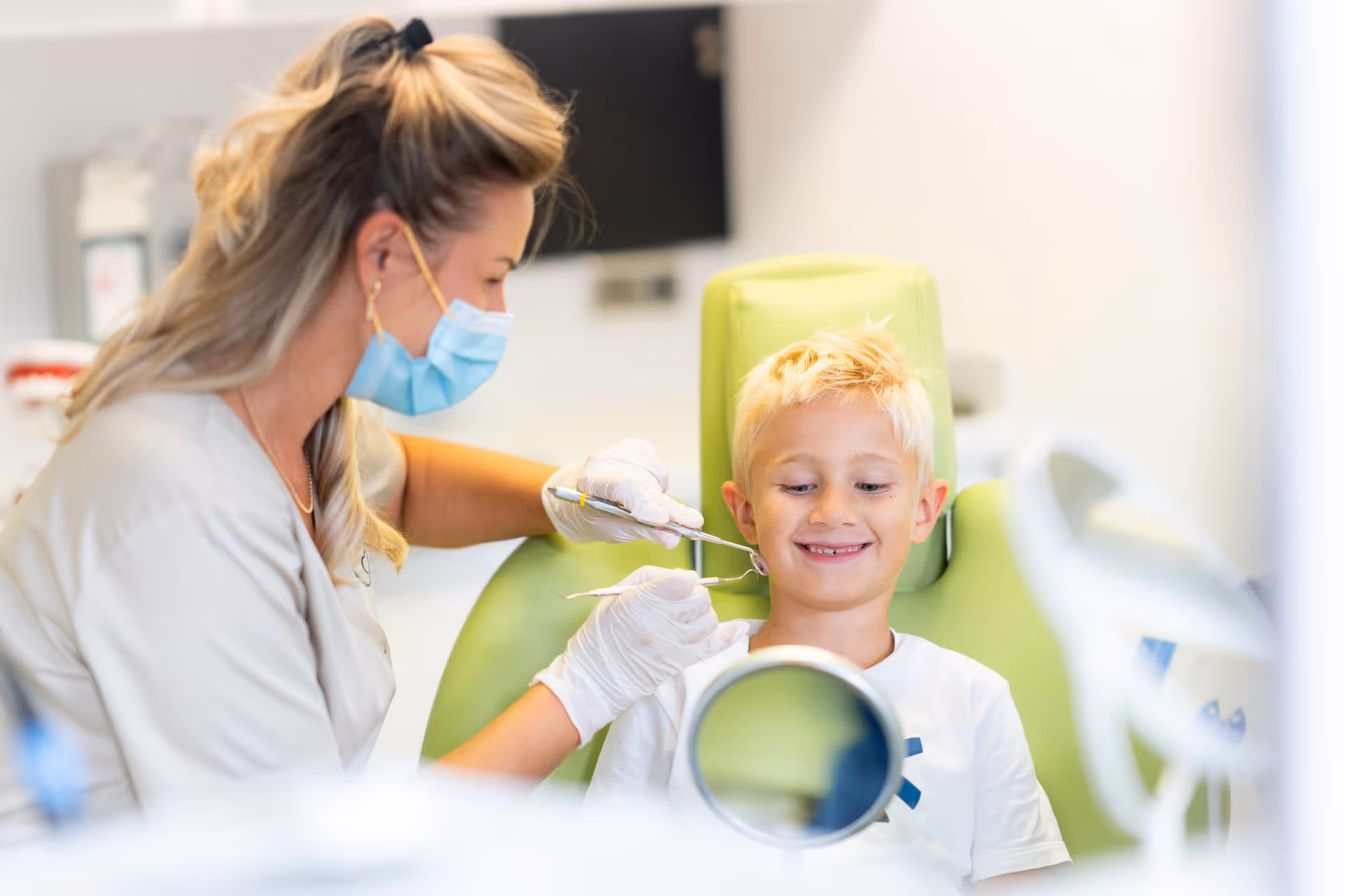 Kind beim Zahnarzt in der Zahnarztpraxis Dr. Kollreider