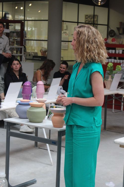 Francisca Snel presenting the beebars at the cor unom design contest