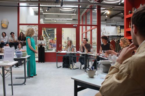 Francisca Snel presenting the beebars at the cor unom design contest