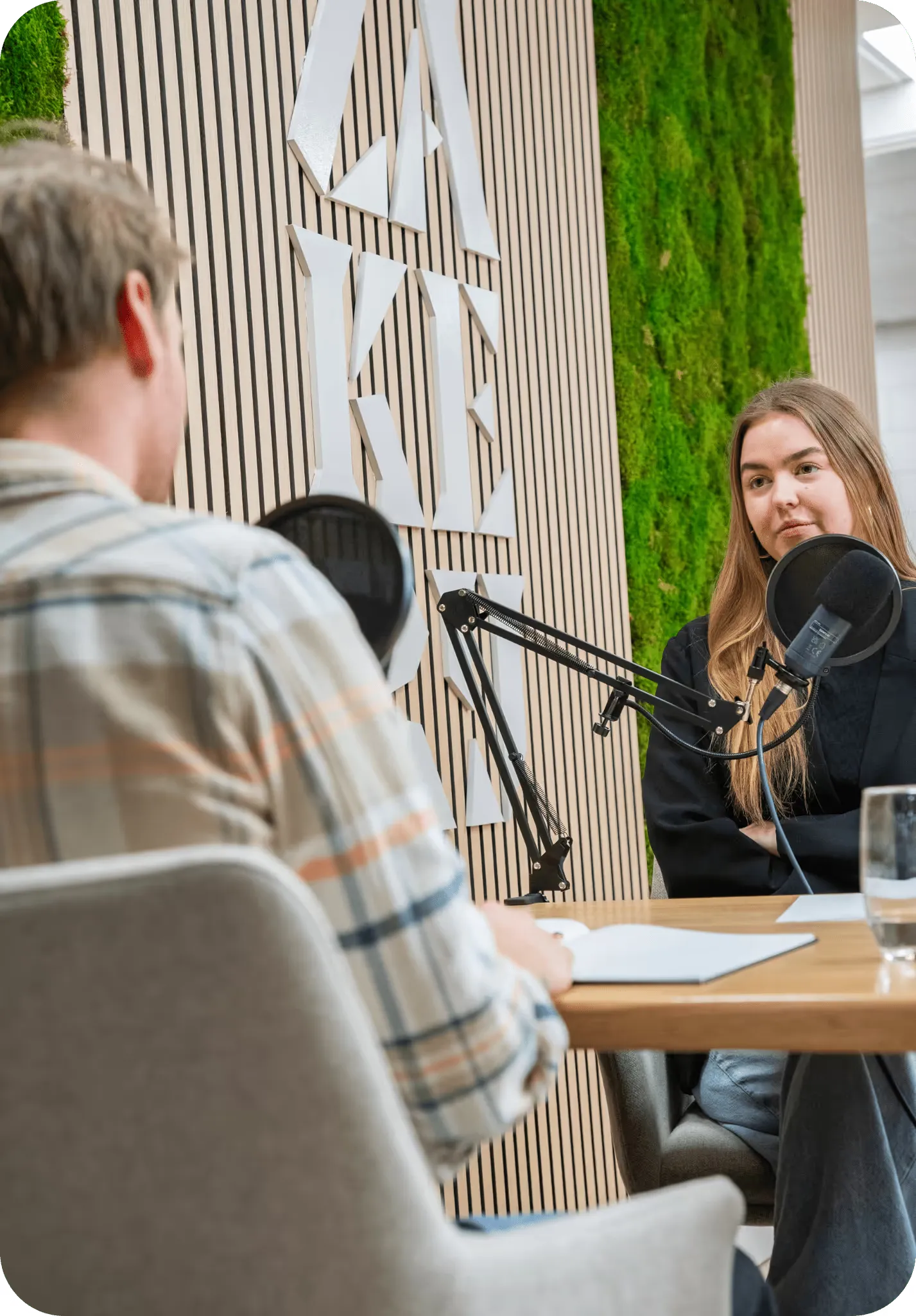 Podcastopname in de studio van de Zakerij