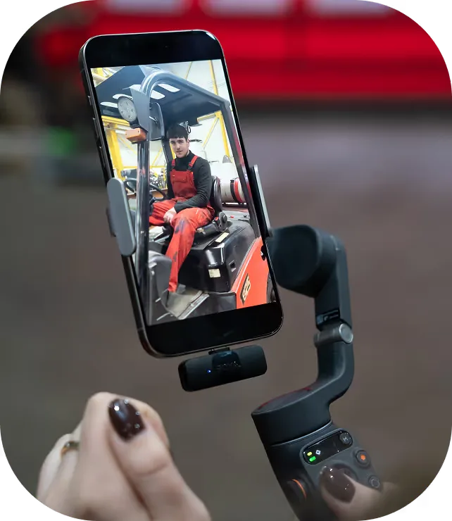 Maakindustrie: medewerker op de heftruck gefilmd met een smartphone op een gimbal
