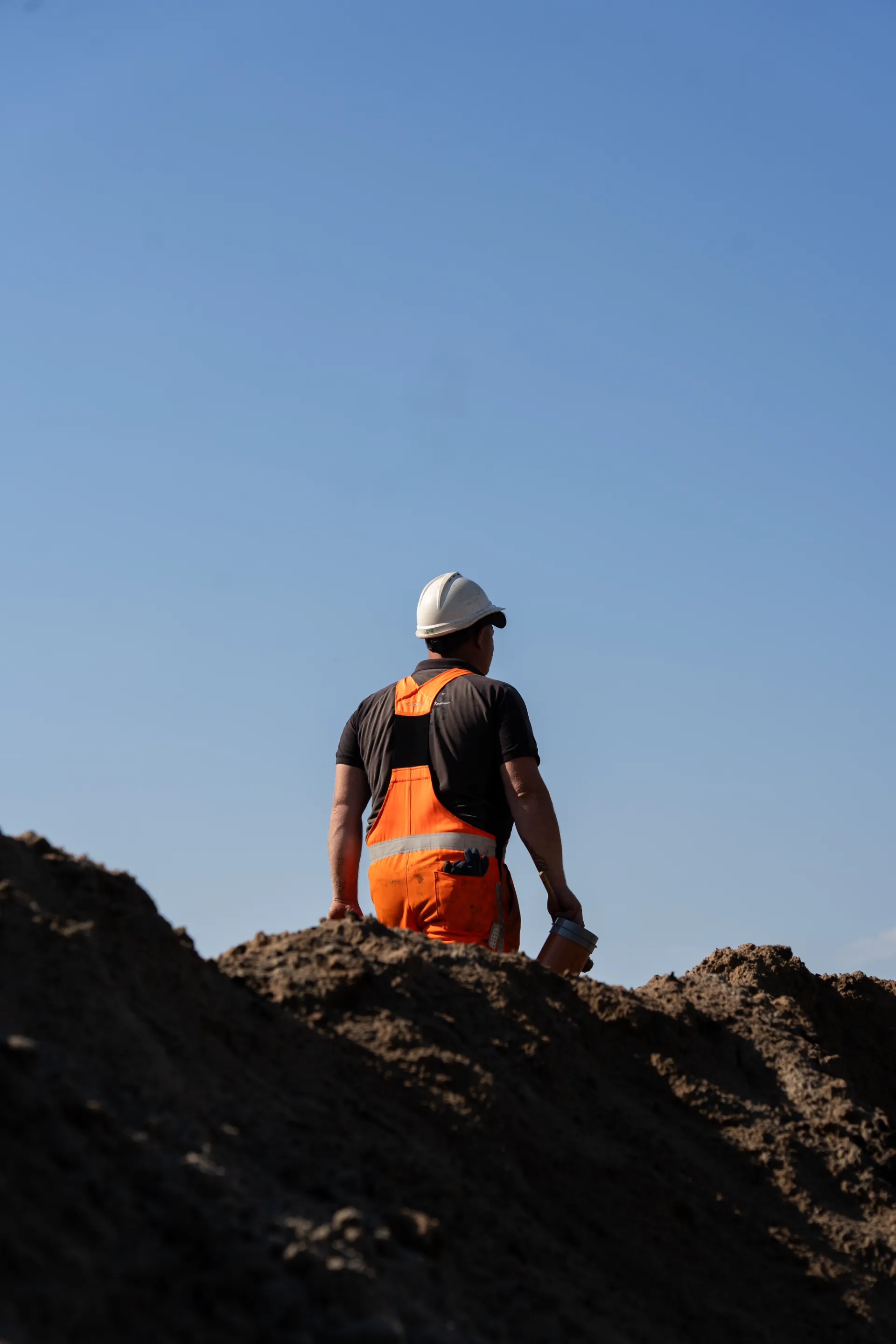 Medewerker van MVDD op de bouwplaats