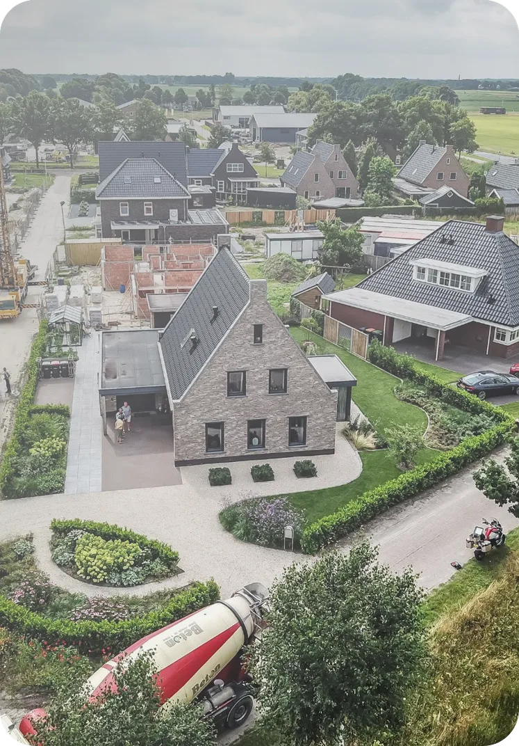 Bouw & Installatie: luchtfoto van een nieuwbouwwoning in aanbouw