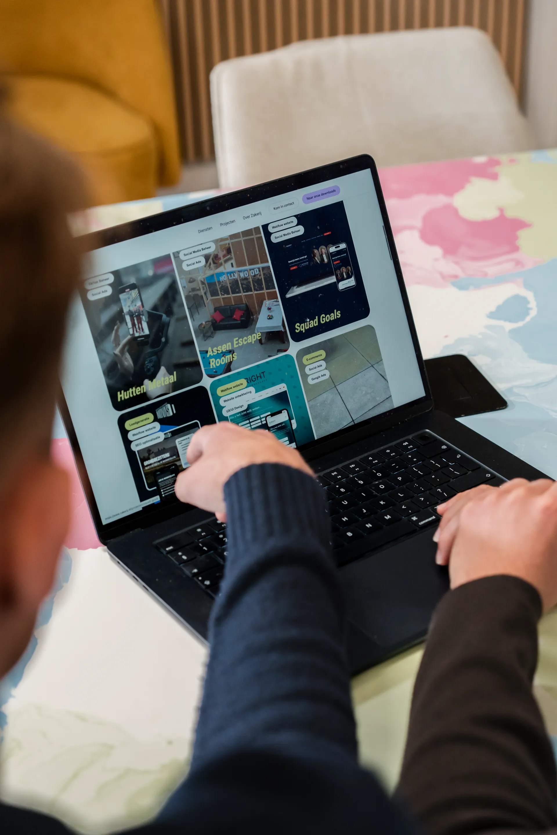 Collega van de Zakerij werkt op een laptop aan websites voor klanten
