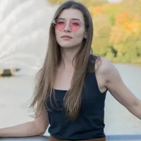 Frau trägt Sonnenbrille