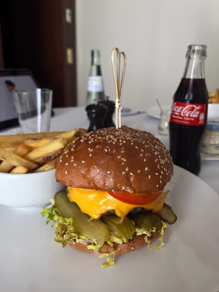 Burger vom Zimmerservice im Excelsior Hotel Ernst Köln
