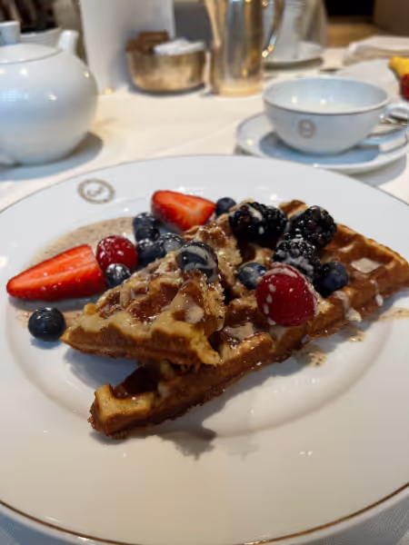 Waffeln bei Frühstück im Excelsior Hotel Ernst Köln