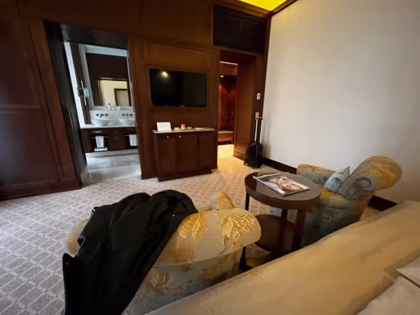 Sitzecke mit zwei Sesseln im Excelsior Hotel Ernst Köln