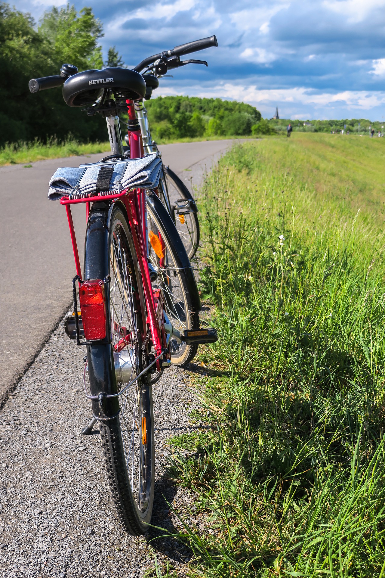 vue sur vélo au  bord d'un champ