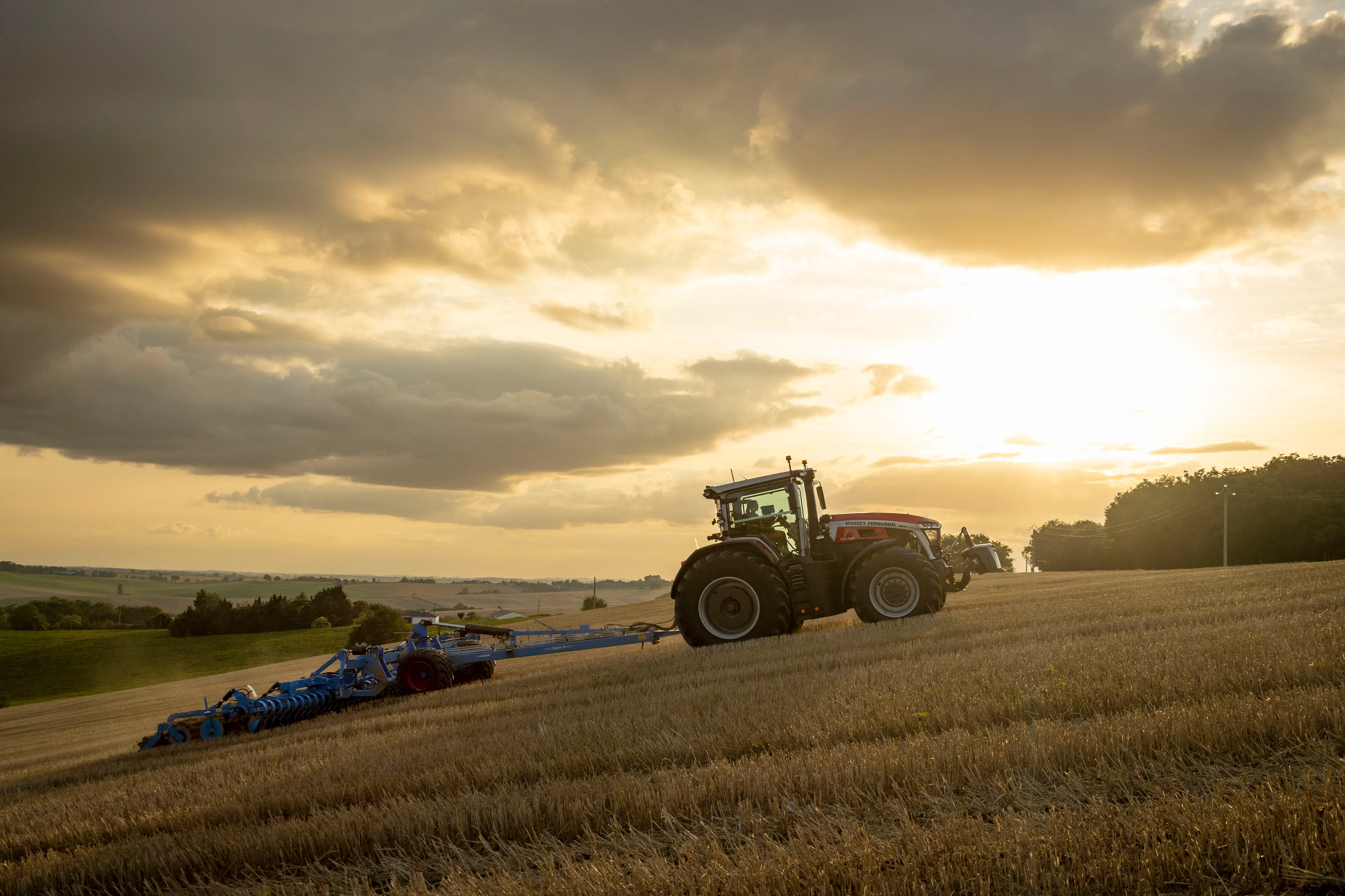 Traktor Massey Ferguson 9S při orbě