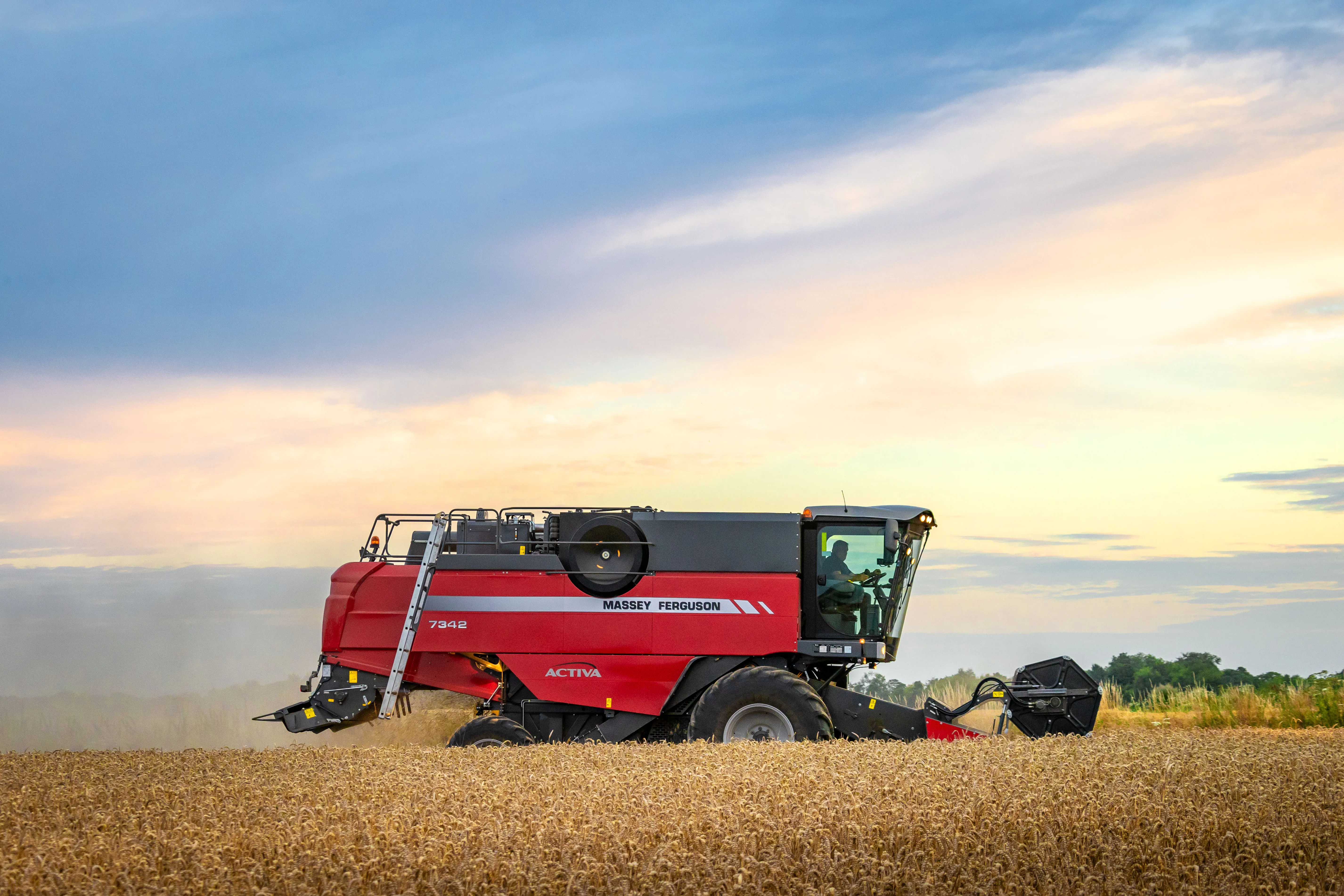Kombajn Massey Ferguson Activa při sklizni