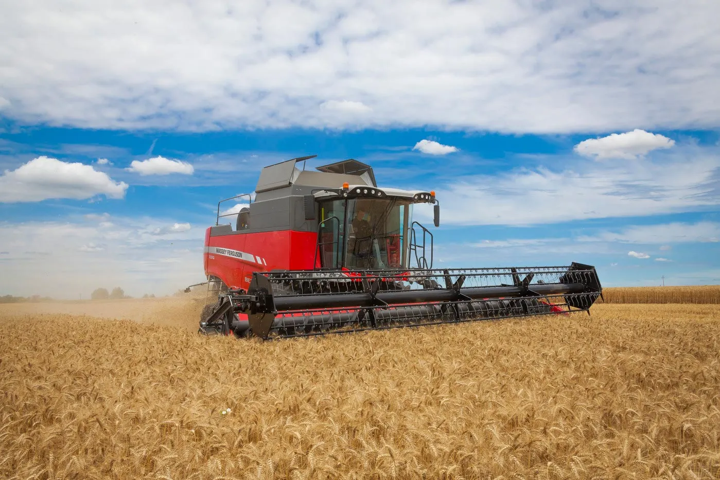 Kombajn Massey Ferguson Beta při sklizni