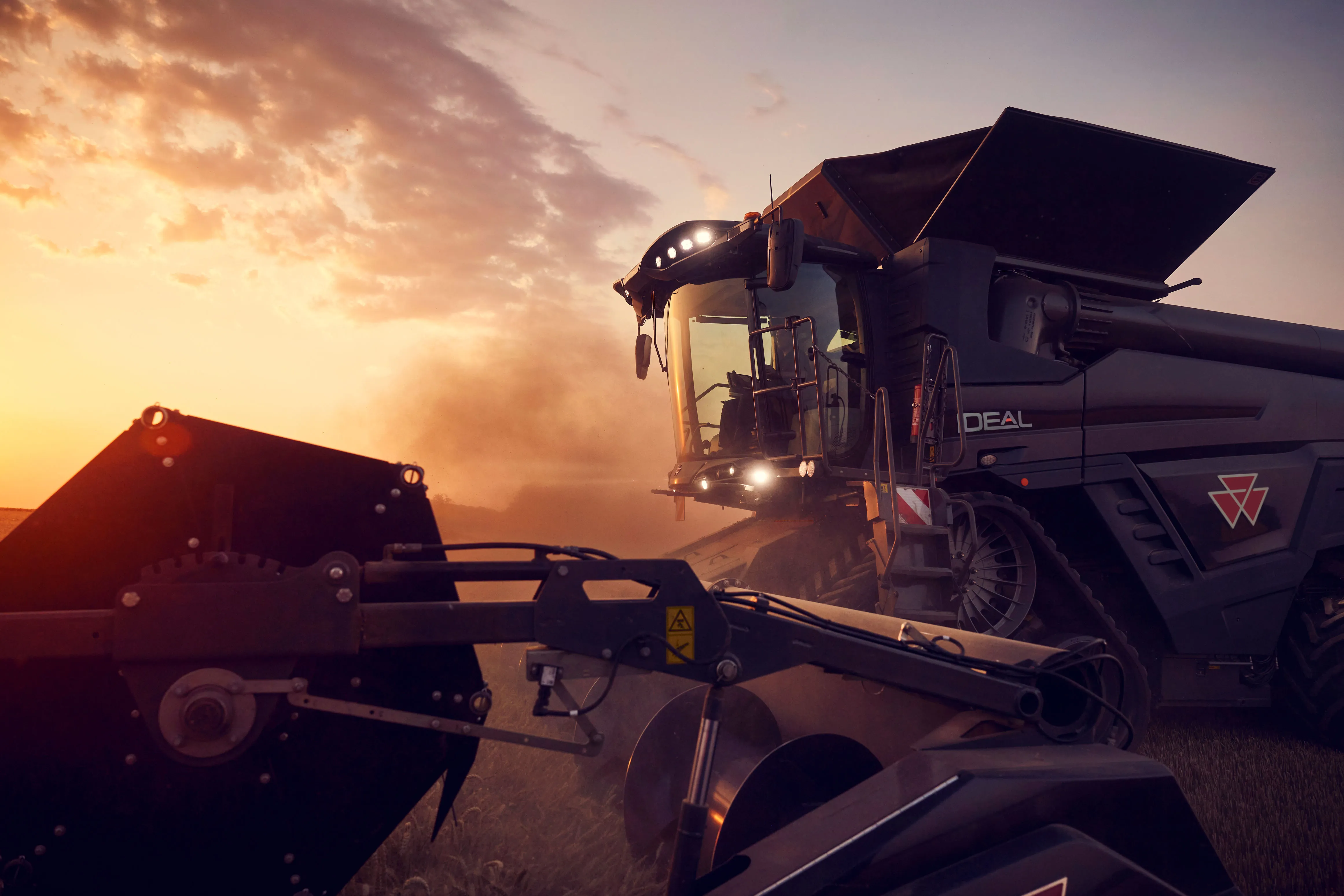 Kombajn Massey Ferguson IDEAL při sklizni