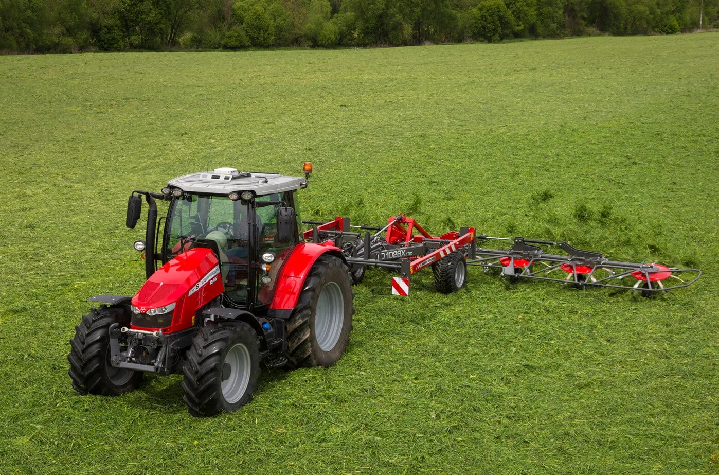 Obraceč sena Massey Ferguson TD při práci
