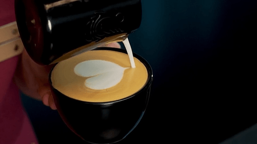 Классическое сердце и азиатское сердце в латте-арте