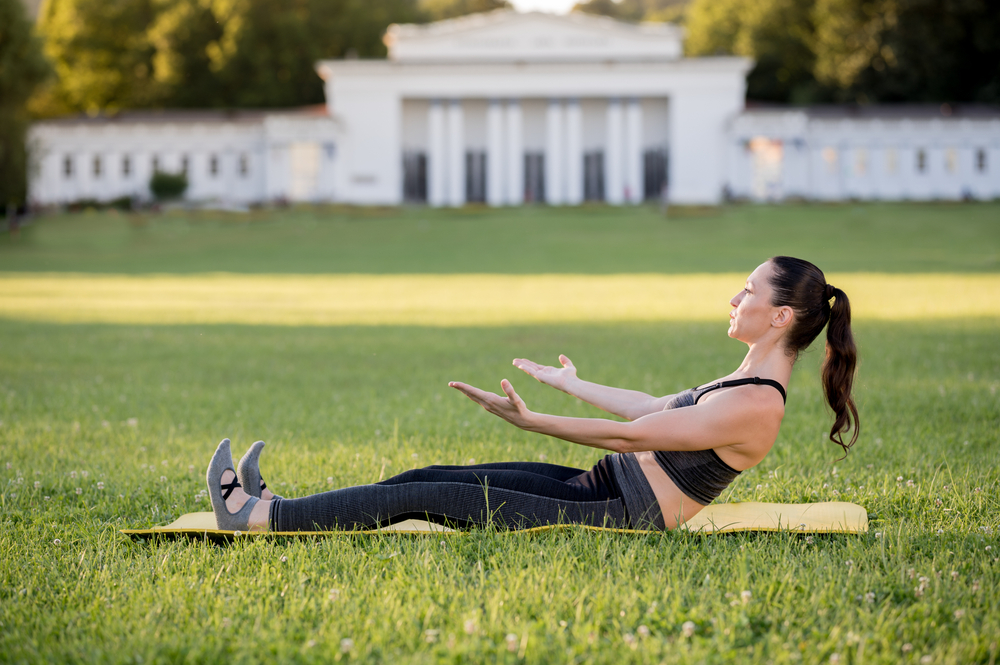 Roulade mouvement de pilates pour la ménopause