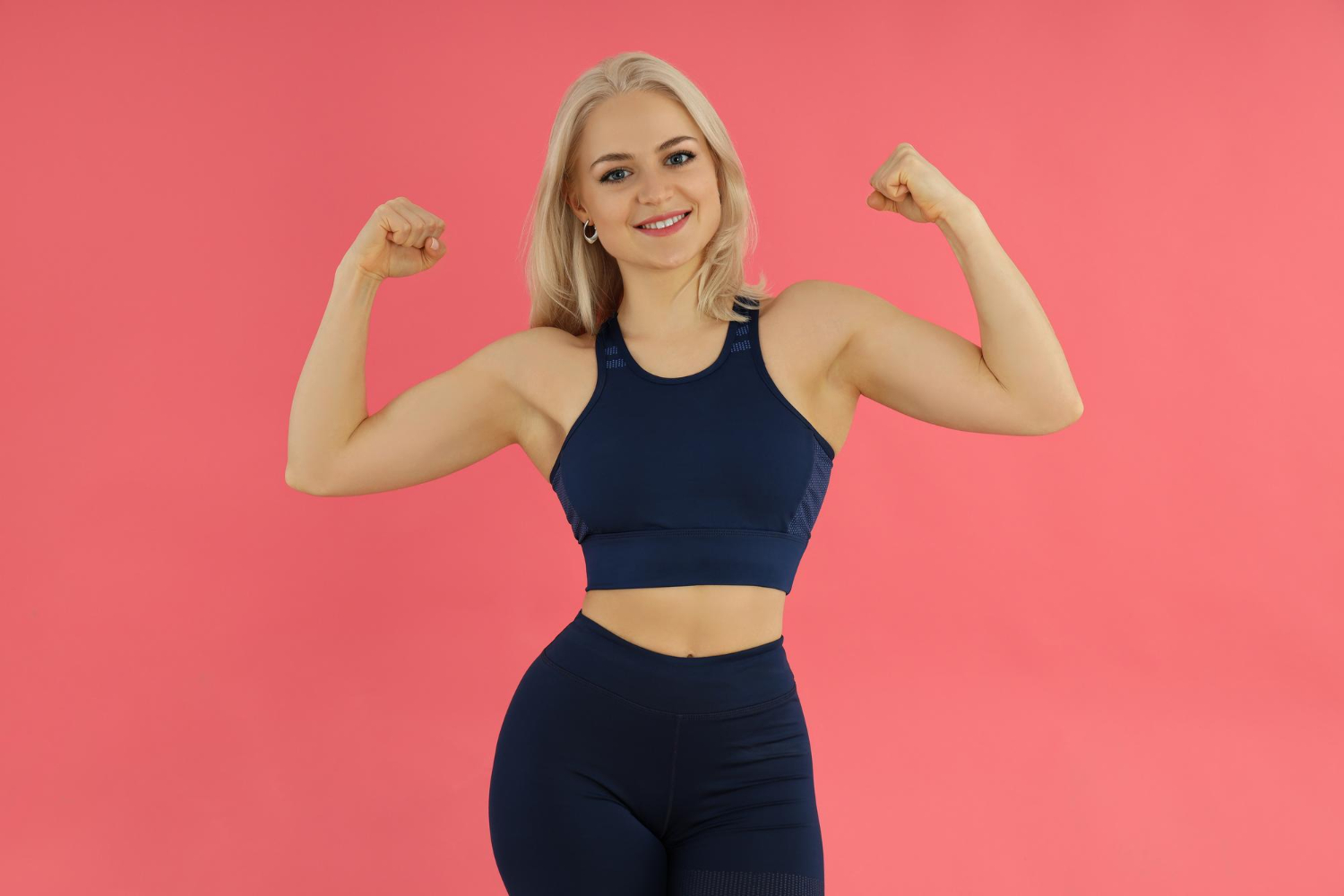 Suplemento de proteína de suero para mujeres mayores de 40 años, destacando su rápida absorción y contenido de leucina en los requisitos de proteínas.