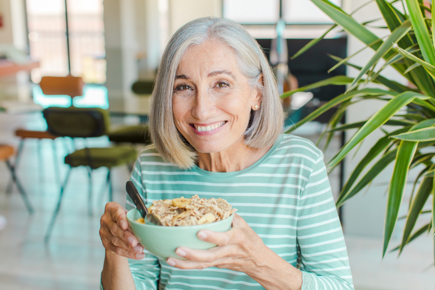 Ideas de comidas ricas en proteínas que destacan la densidad de nutrientes para mujeres mayores de 40 años, enfatizando opciones de desayuno y almuerzo.