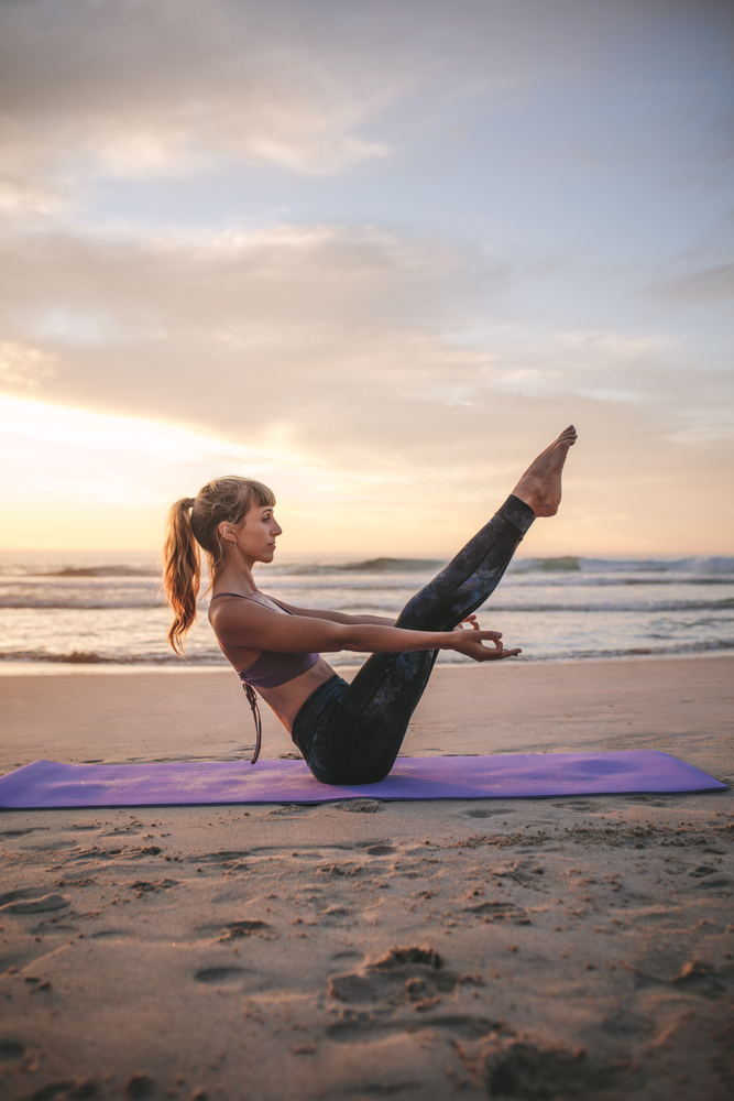 Postura do Barco - Posição de Yoga para Menopausa