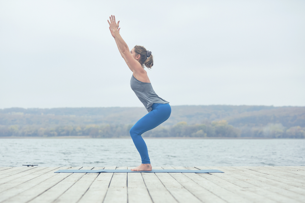 Postura da Cadeira - Posição de Yoga para Menopausa