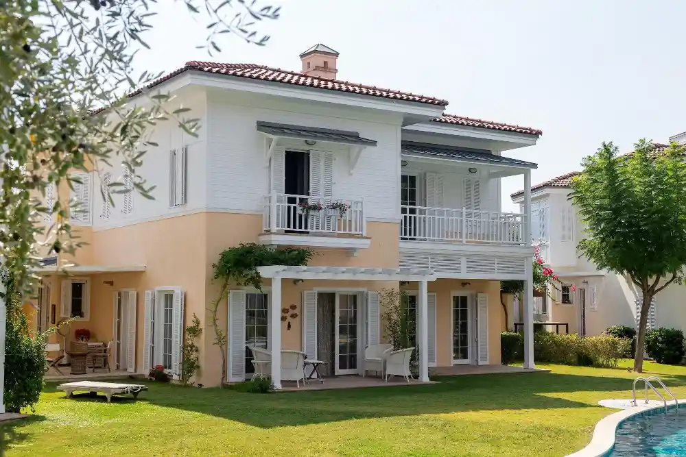  Gunakan Cat Eksterior Berwarna Terang