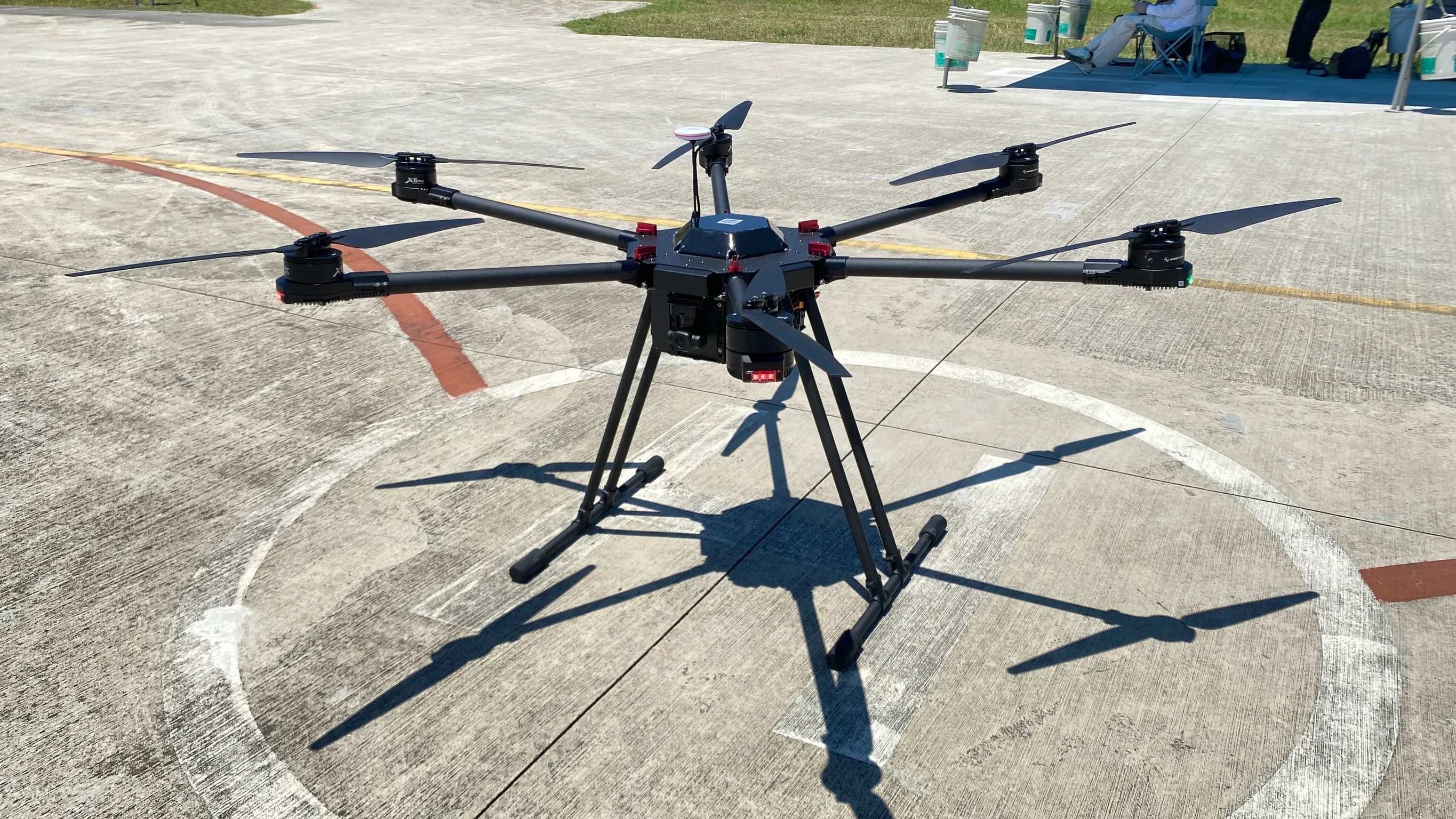 大型六軸工業級無人機停放於停機坪，用於15至25公斤專業高級G1夜間與視距外飛行課程。