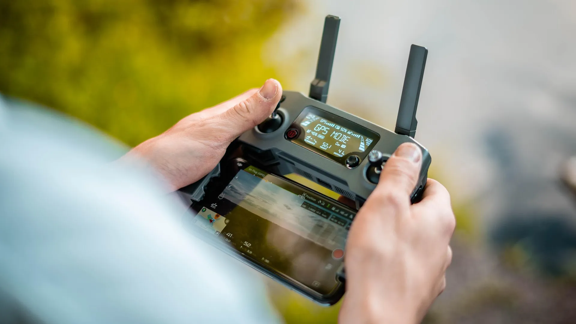 飛手操作遙控器螢幕特寫。無人機術科測驗教學：定點起降及四面停懸操作技巧，確保無人機在起飛與降落時保持原地穩定，避免碰撞或滑移。