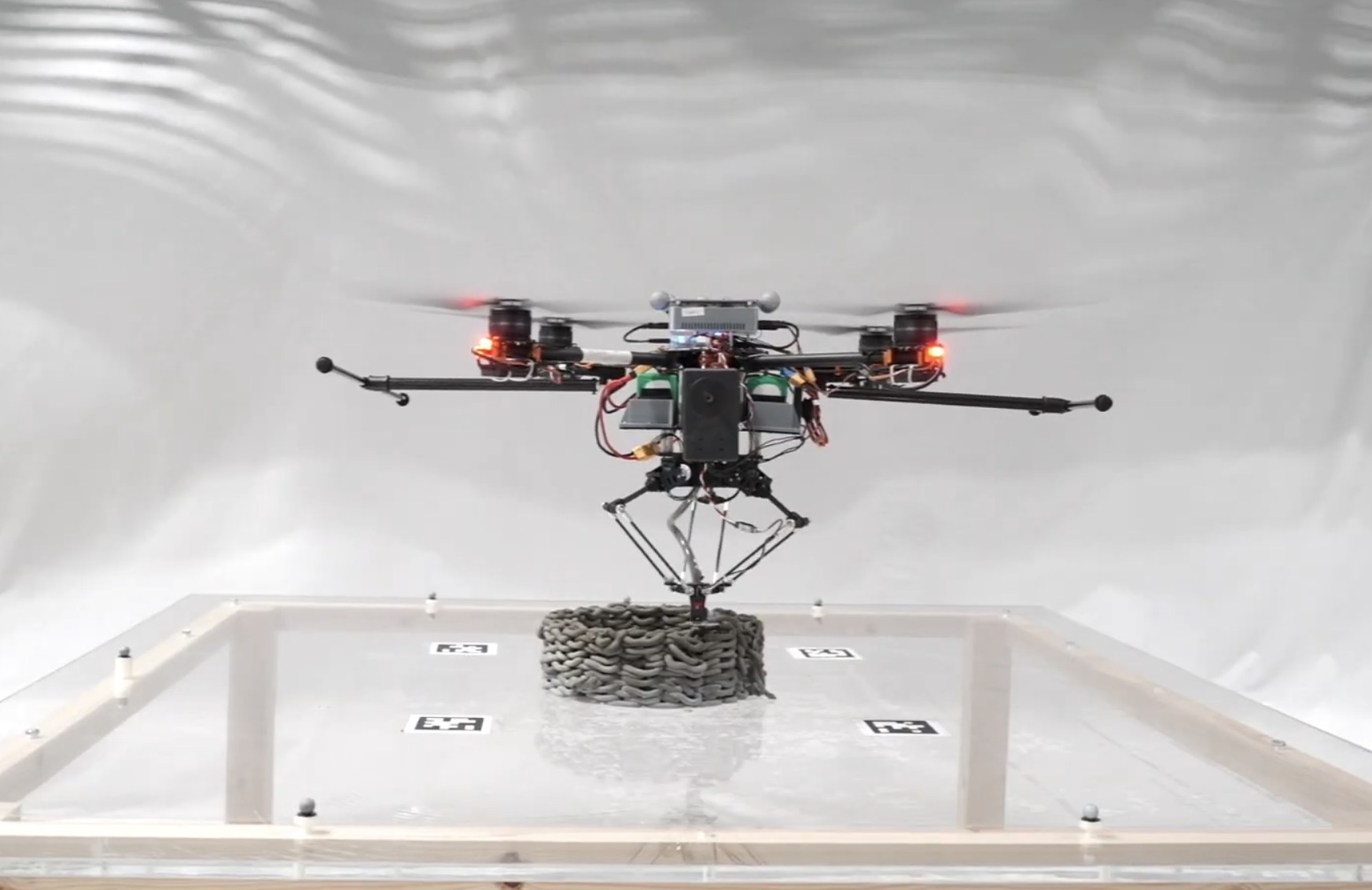 一台受黃蜂啟發而設計的無人機，3D列印無人機