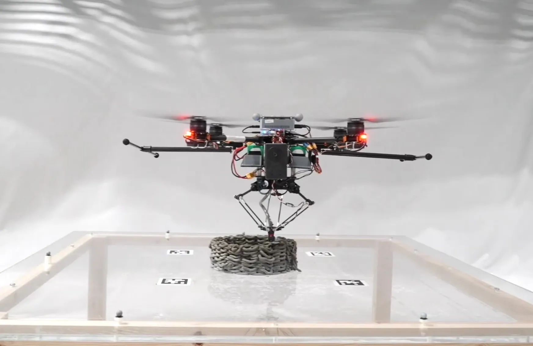 一台受黃蜂啟發而設計的無人機，3D列印無人機