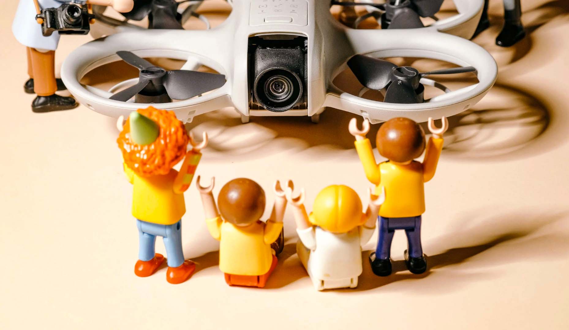 野創影像專業空拍團隊意象:無人機飛手與導演協作,確保每一次飛行任務的安全與精準