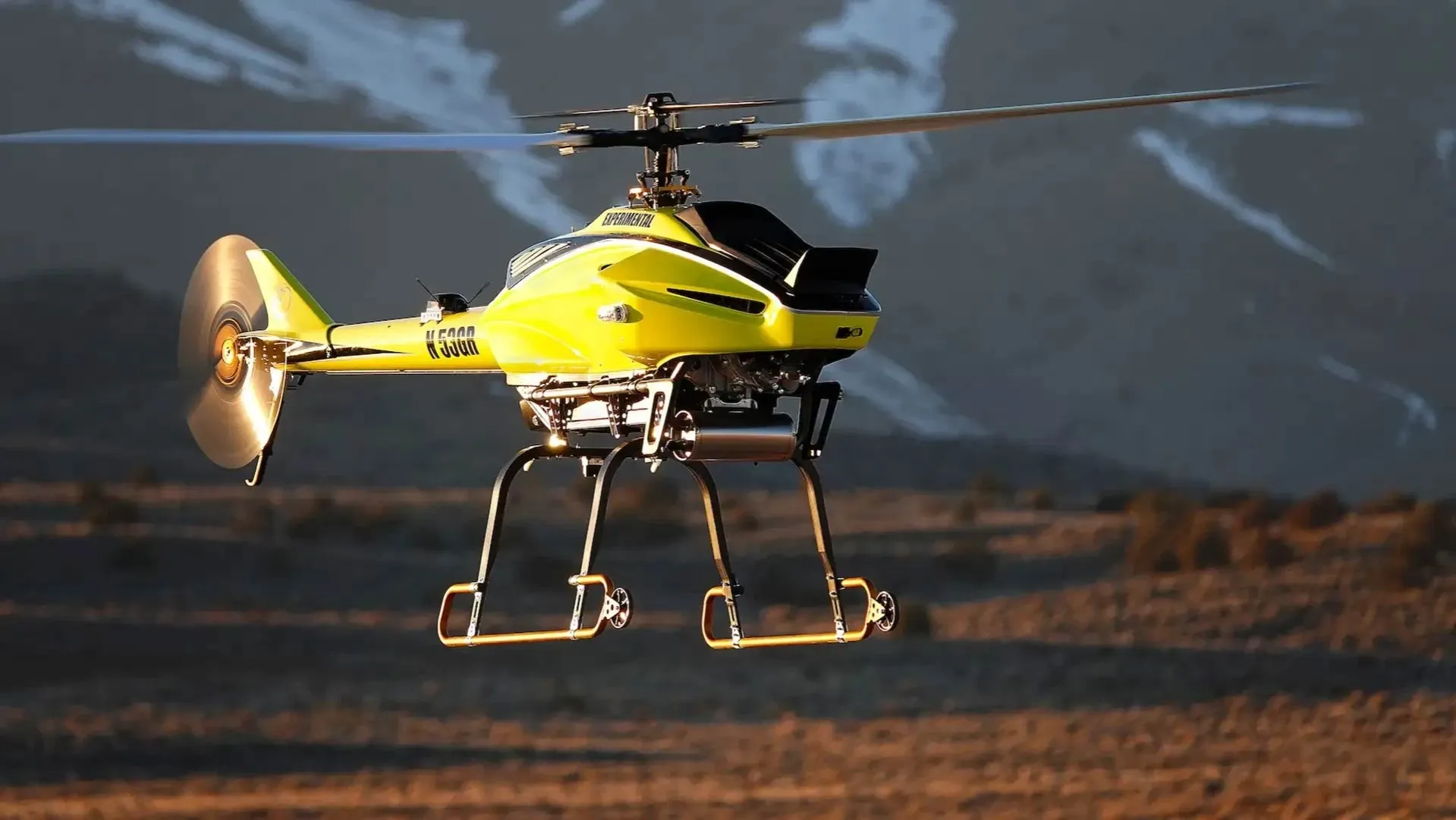 YAMAHA製作的高空噴灑救援無人直升機