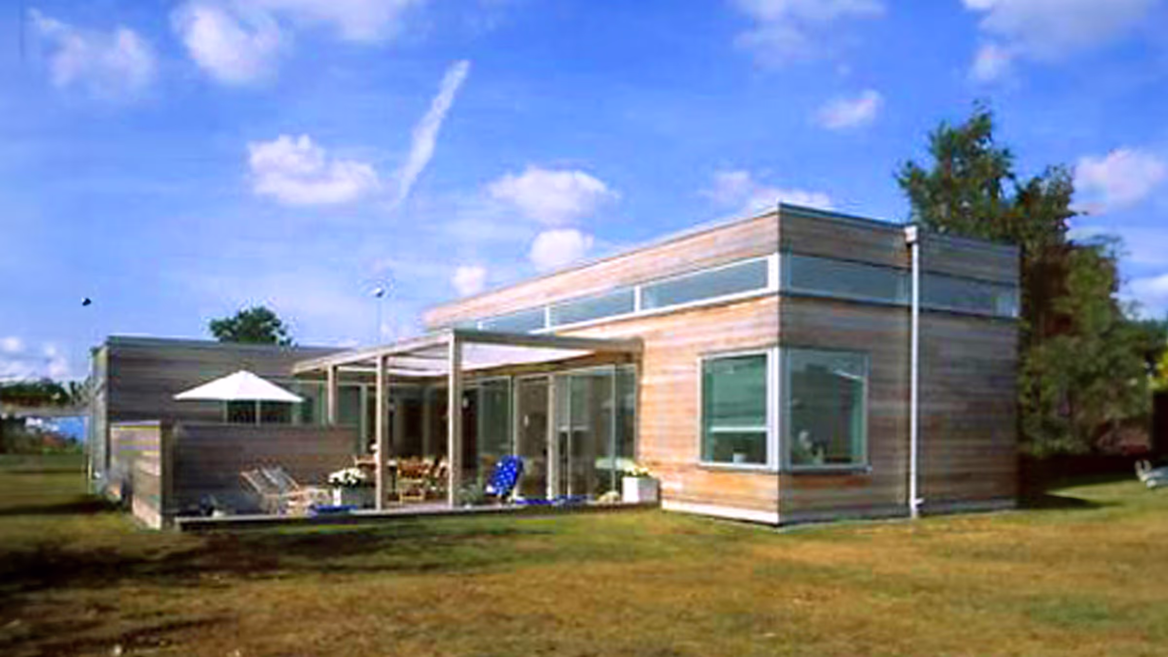 Foto av Wåhlin Arkitekters projekt "Villa Fyren." En modern villa i kubistisk tappning med naturlig träfasad.