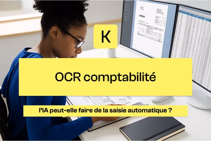 Femme concentrée travaillant sur des factures à son bureau avec deux écrans d'ordinateur avec la phrase OCR comptabilité : l’IA peut-elle faire de la saisie automatique ? écrite au mileu de l'image
