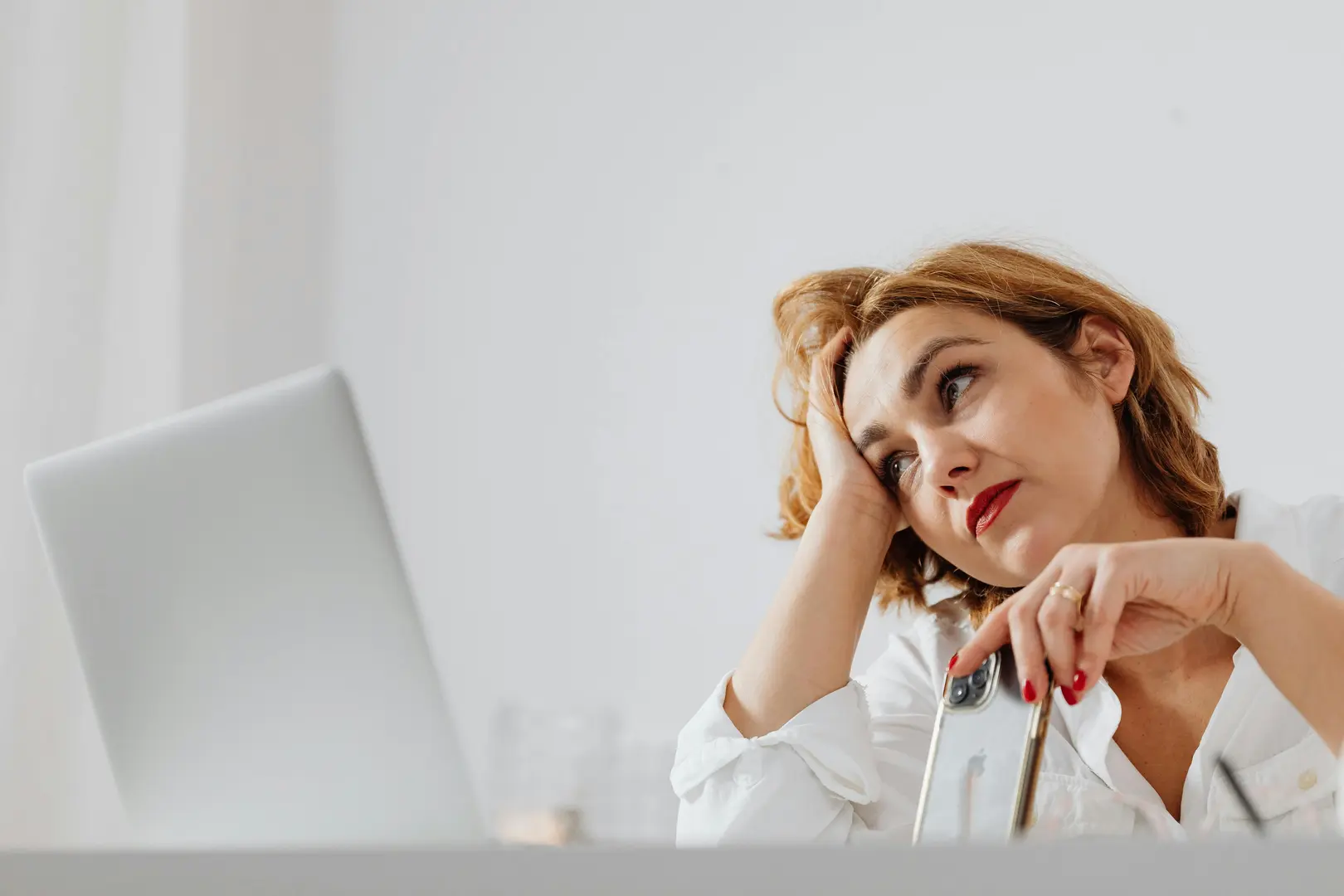 Photo d'une personne qui hésite devant son ordinateur