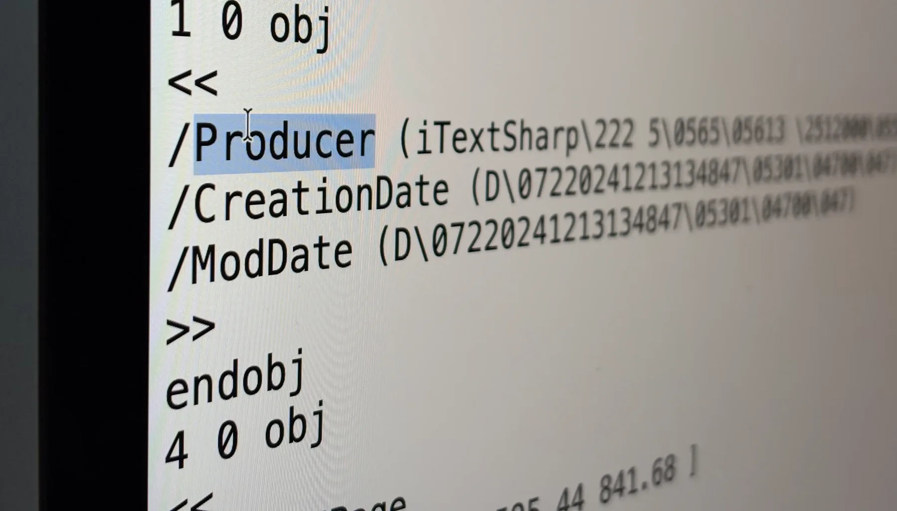 Métadonnées d'un PDF lues dans le texte brut du fichier : Creator, Producer, dates de création et de modification
