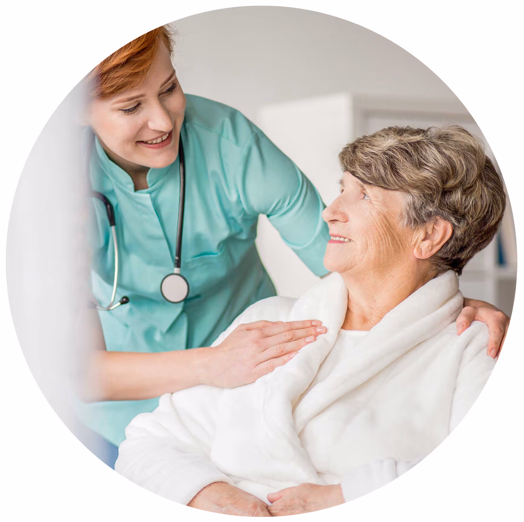 Pflegefachkraft des AIN Team versorgt eine Seniorin im häuslichen Umfeld