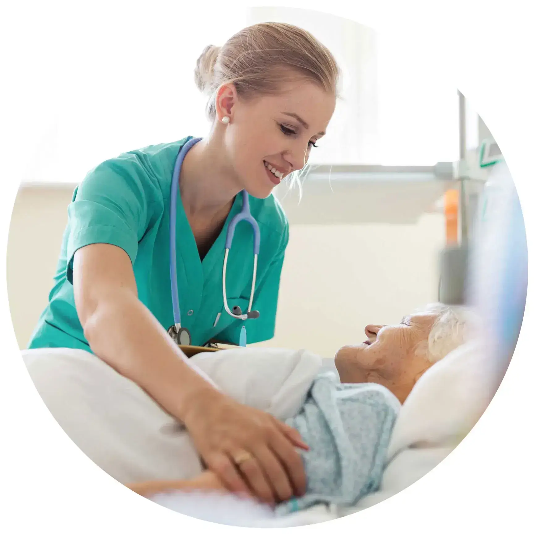 Eine Mitarbeiterin von AIN pflegt eine ältere Dame.