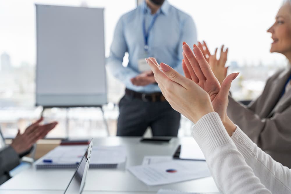 Make your team fall in love: being a good e-leader