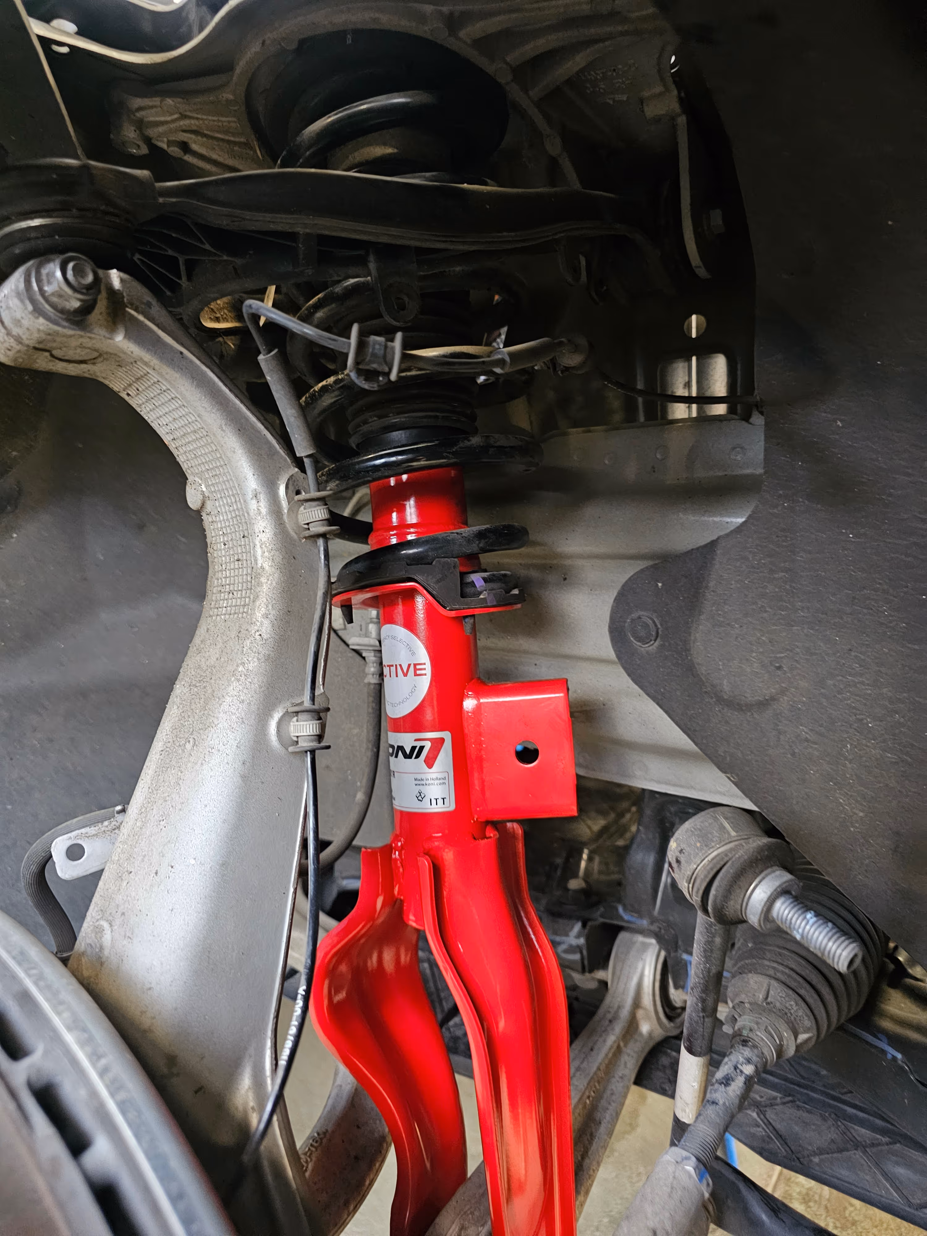 Vue en gros plan d'un amortisseur Koni sur une Tesla Model S