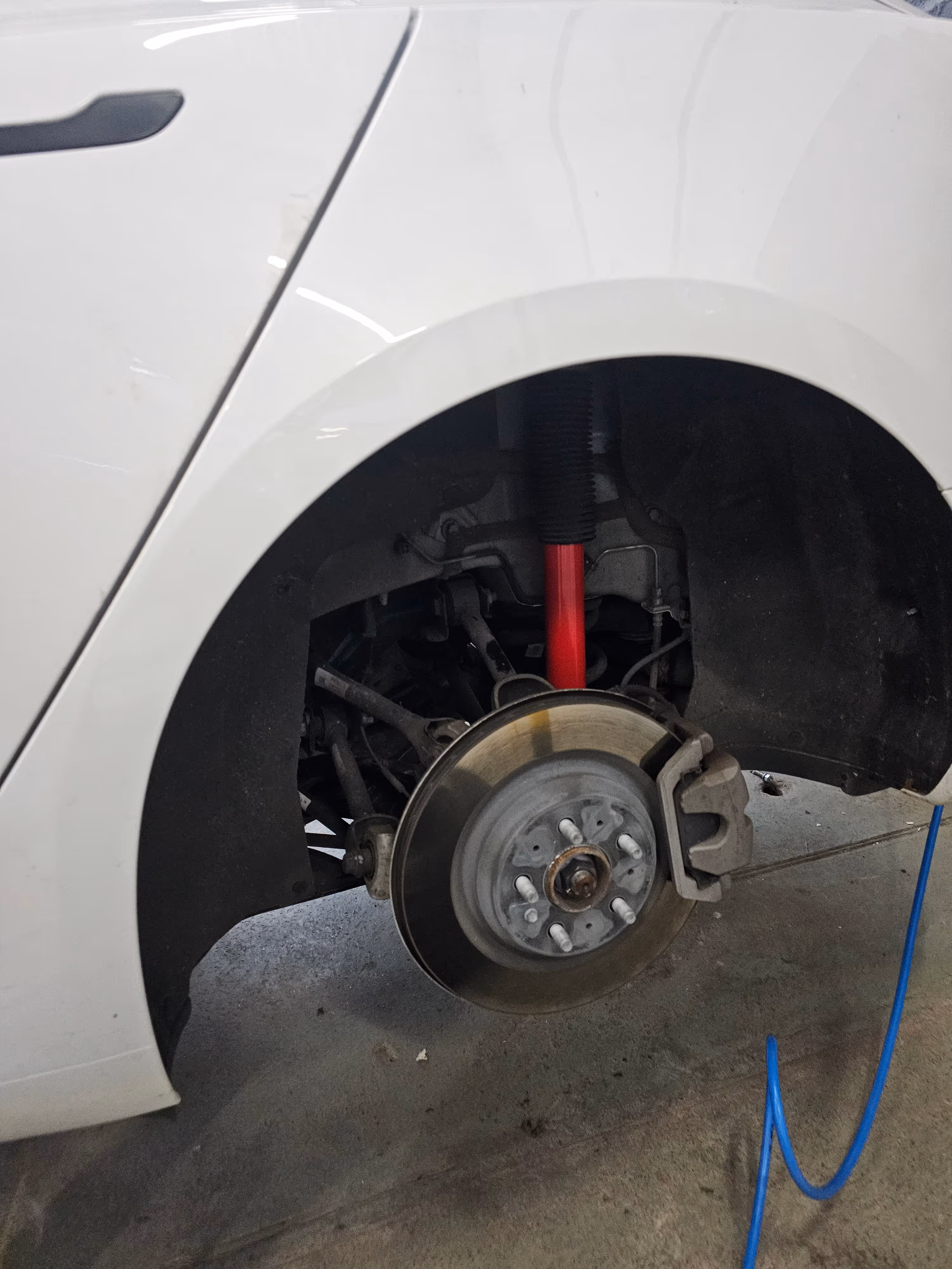 Amortisseurs Koni installé sur un Tesla Model S blanche