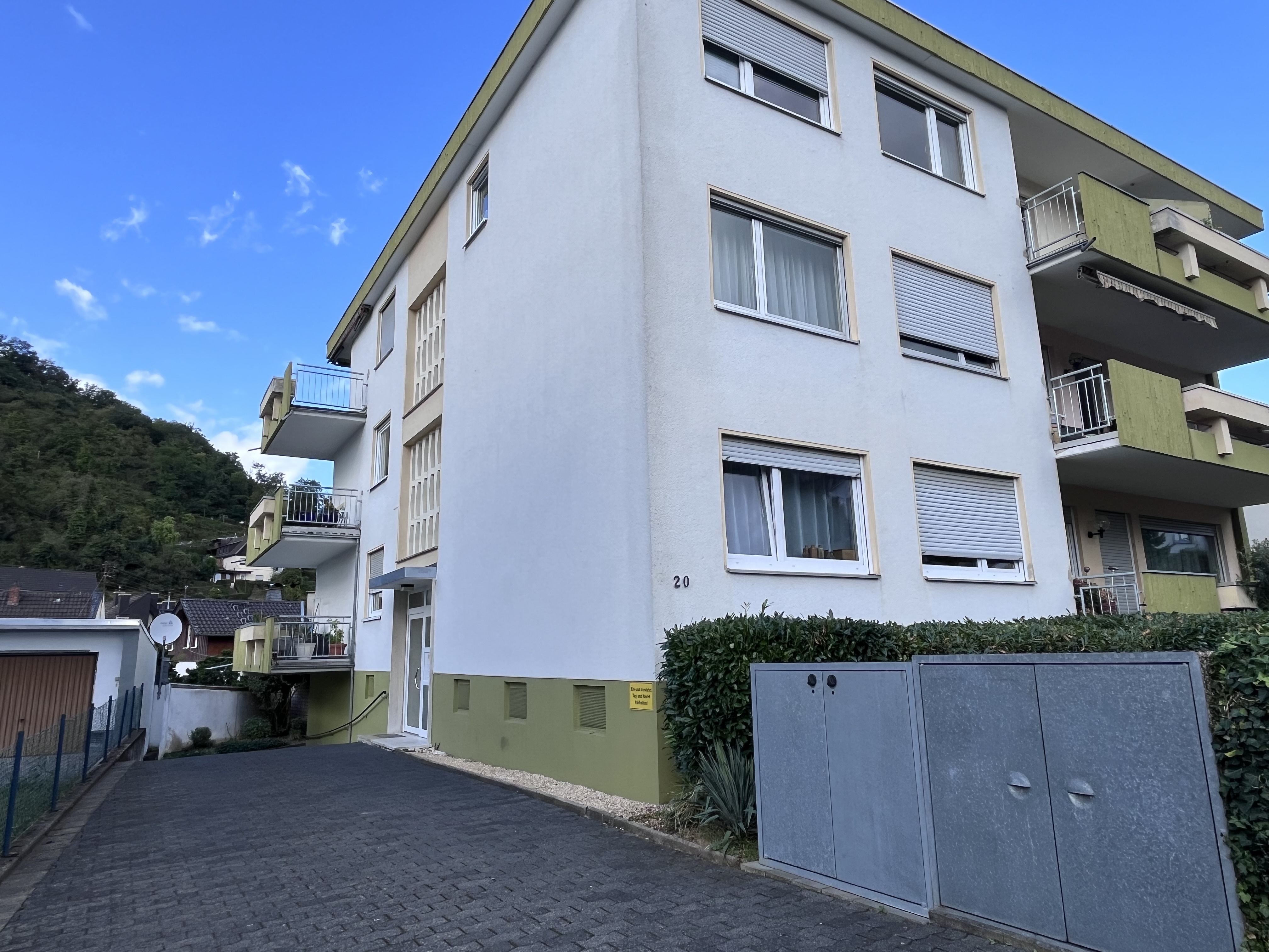 Hauseingang/Zufahrt Garagen