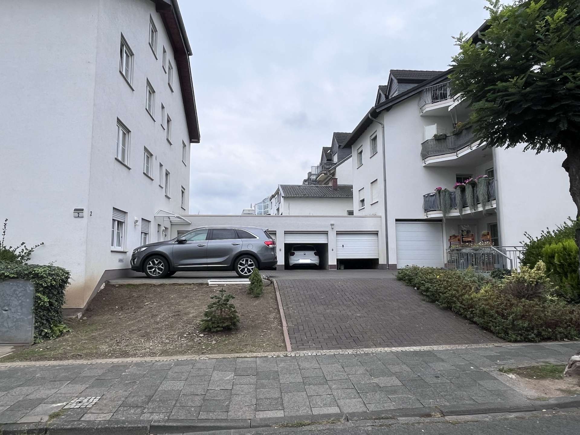 Auffahrt und Garagen