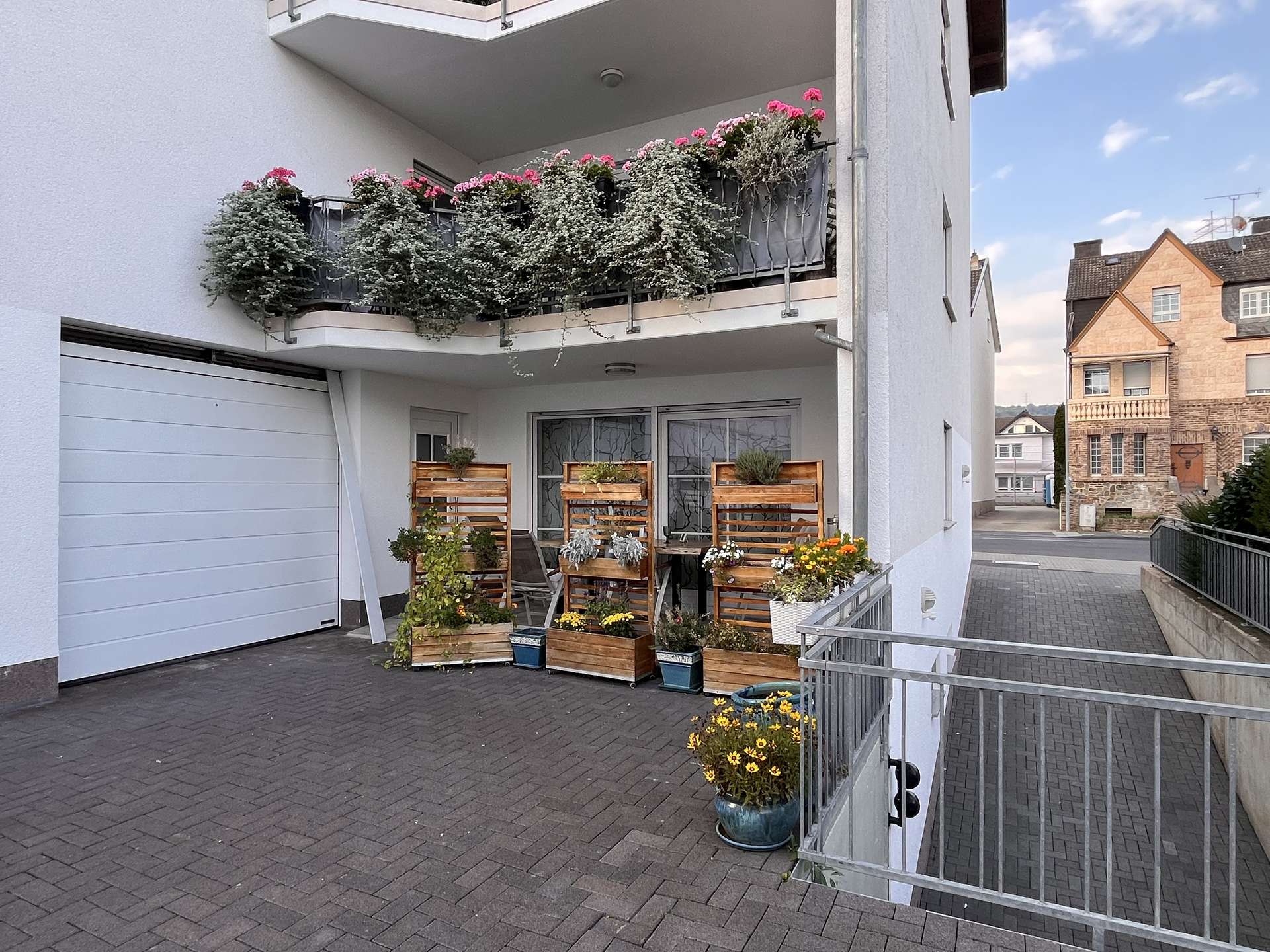 Terrassenbereich und Einzelgarage