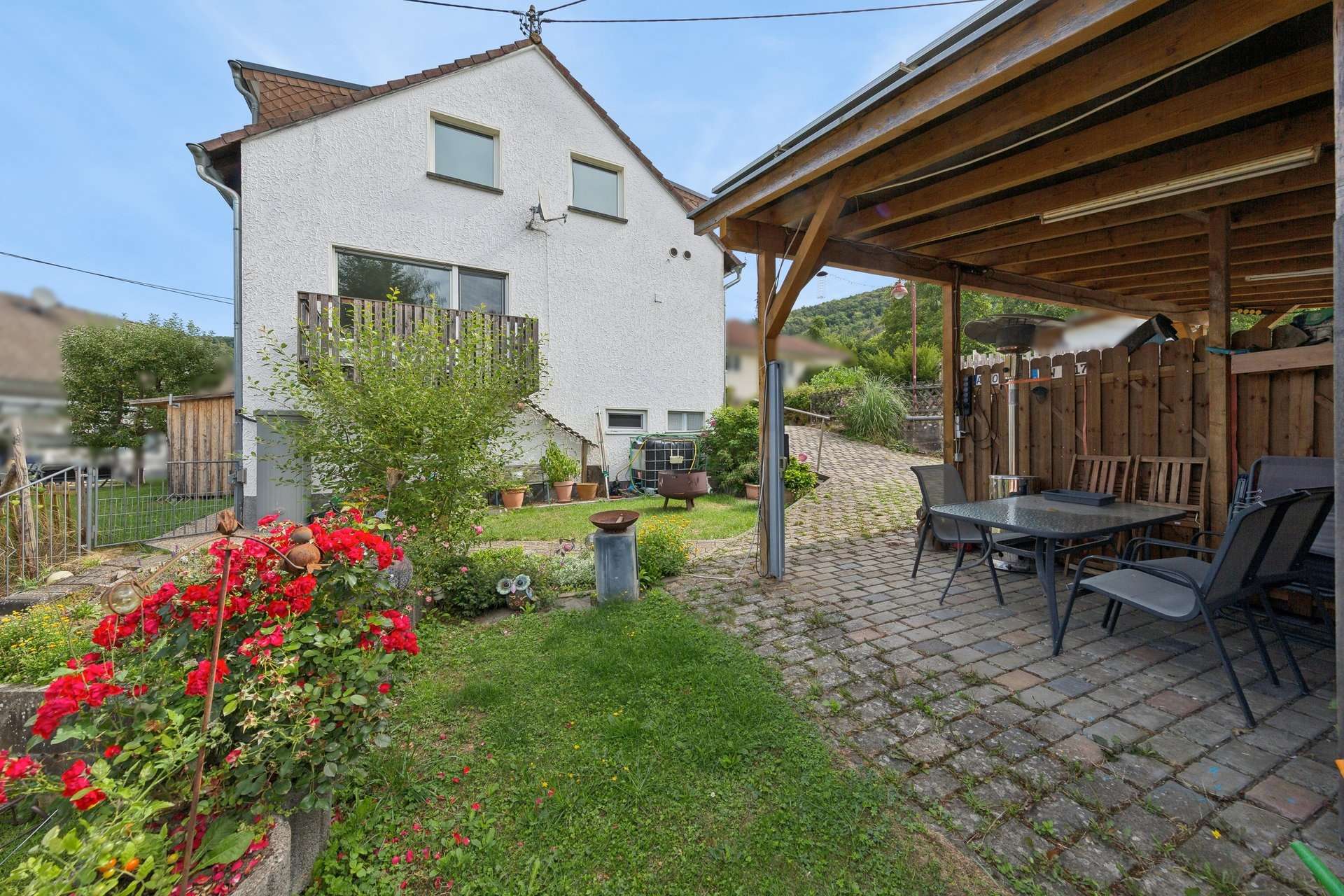 Gartenbereich mit Sitzgelegenheit